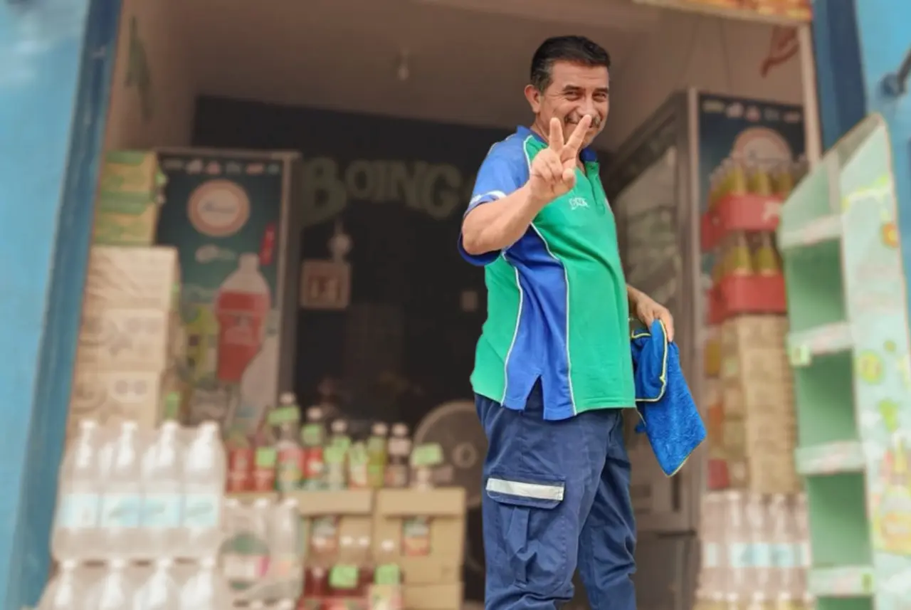 Braulio Elías Pérez Valencia carga cajas, recorre rutas de reparto y entrega bebidas en comercios de Papantla, Veracruz. Pero cuando termina la jornada, el trabajador de 55 años se sienta a escribir poesía.