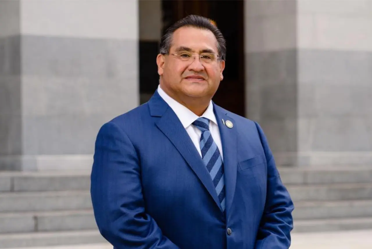 El asambleísta James Ramos está impulsando una legislación para que el estado recopile la afiliación tribal de los estudiantes. 