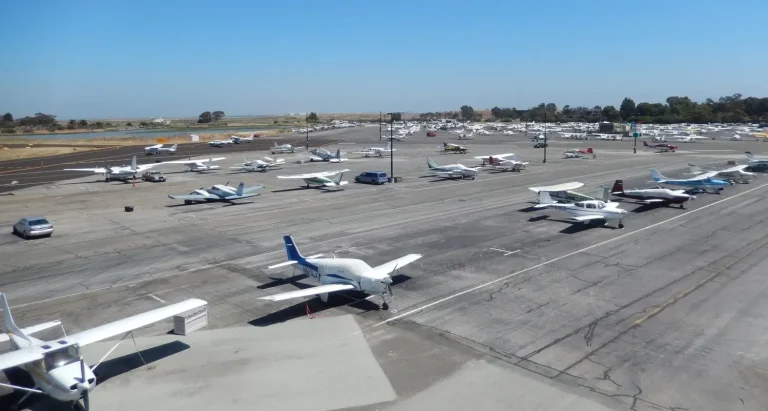 Plan de East Palo Alto reconoce contaminación, ruido y riesgos del Aeropuerto de Palo Alto