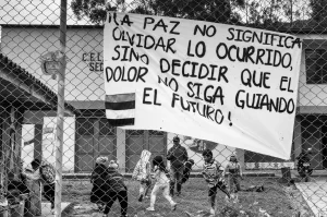 Colombia busca alcanzar la paz tras años de conflictos armados entre diversos grupos. Un nuevo líder político representa una oportunidad para construir un futuro mejor. No se trata solo de una elección: está en juego el futuro de la democracia y los derechos humanos.