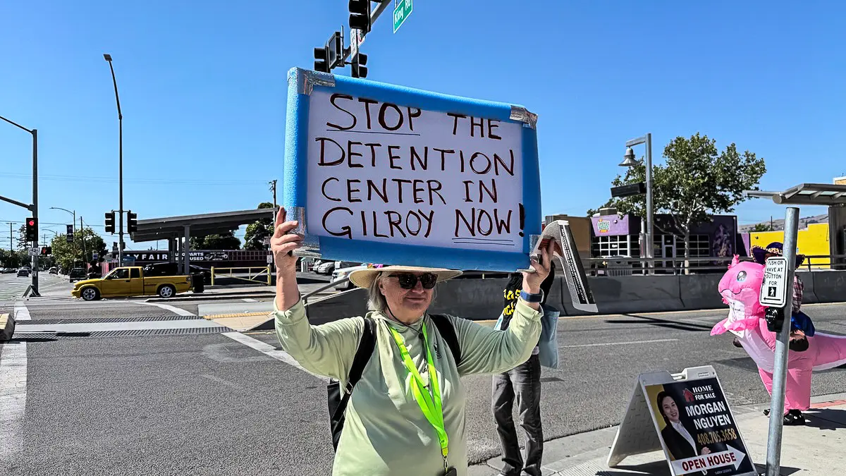 Manifestantes salieron a las calles para denunciar una instalación del ICE planeada en las afueras de Gilroy, California. Crédito: Julieth Gualtero