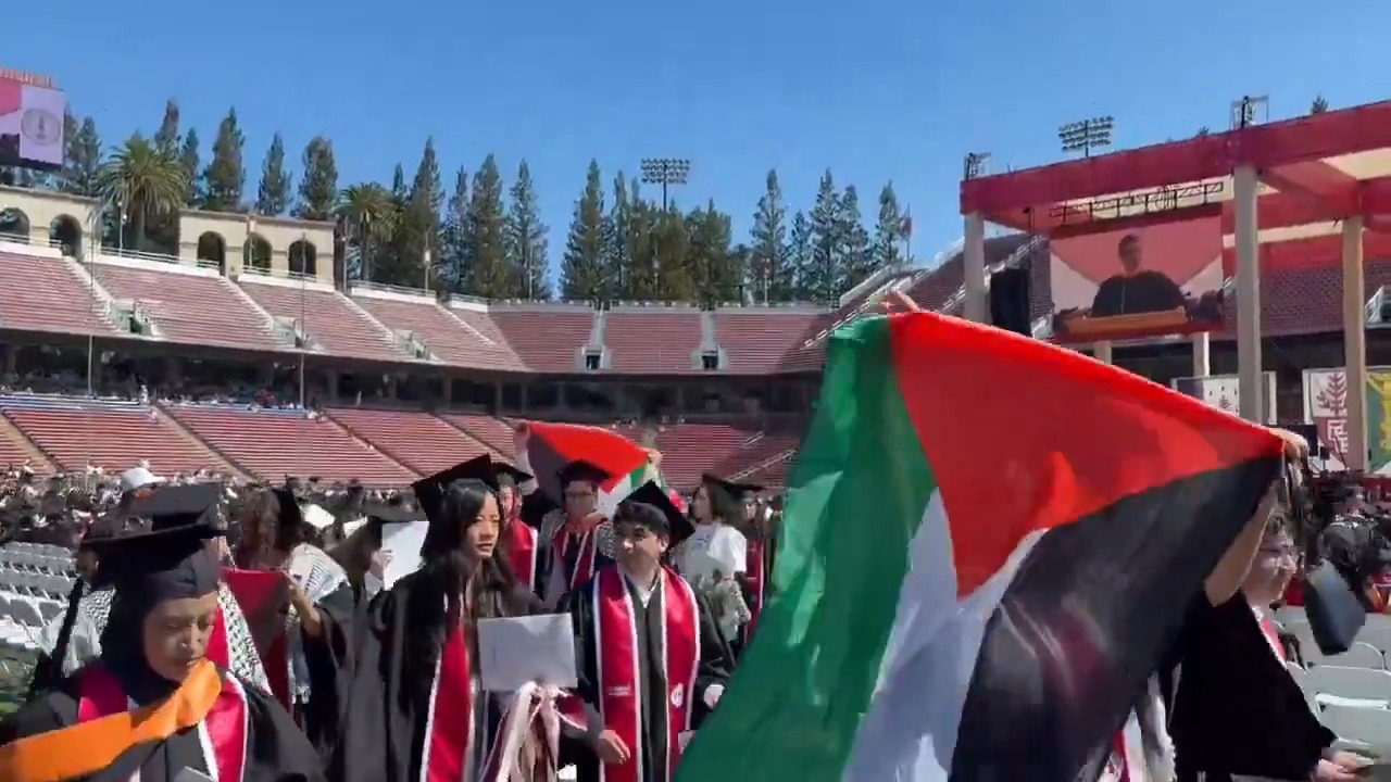 Graduados de Stanford abandonaron la ceremonia de graduación mientras el director ejecutivo de Google y Alphabet, Sundar Pichai, pronunciaba el discurso principal.