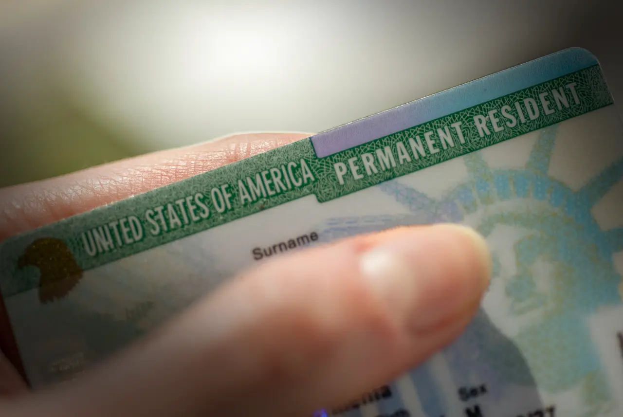 Tener una Green Card ya no ofrece las mismas garantías al cruzar la frontera estadounidense, luego de que la Corte Suprema de Estados Unidos fallara este martes a favor de la administración del presidente Donald Trump