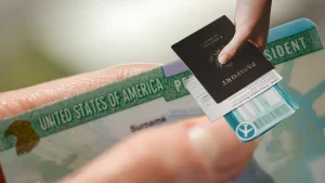 Nuevas normas para la tarjeta de residencia en EE. UU. buscan que la vía legal sea más complicada para reducir el número de inmigrantes, se emitió un memorándum que exige solicitar la residencia permanente conocida como ajuste de estatus, desde sus países de origen, en lugar de hacerlo dentro de Estados Unidos