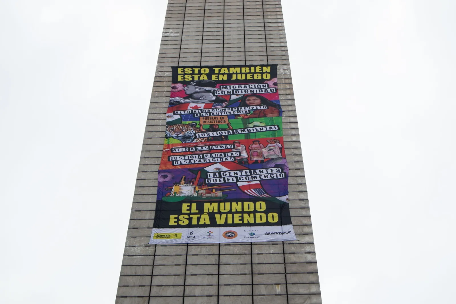Activistas, familiares de personas desaparecidas, defensores de derechos humanos y organizaciones ambientales desplegaron una lona y presentaron una agenda conjunta dirigida a los gobiernos de los tres países anfitriones del Mundial en la Estela de Luz. 