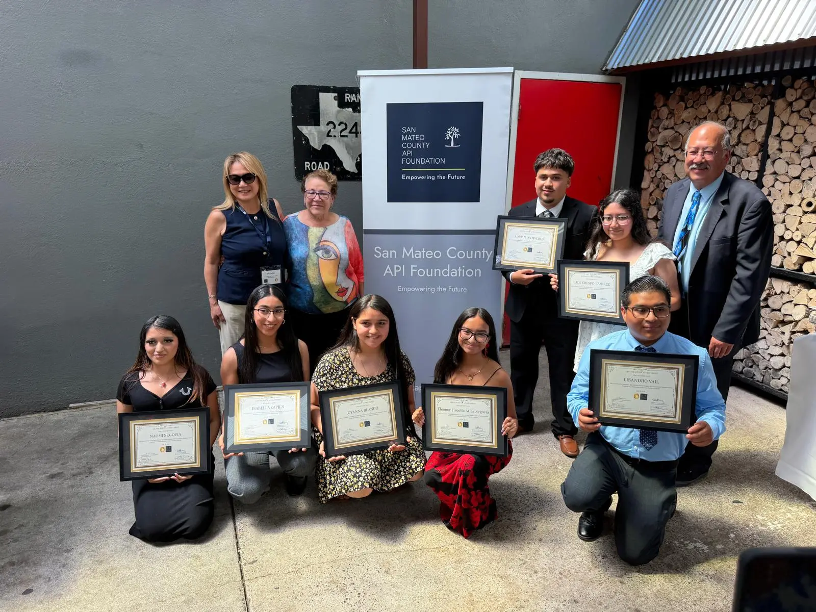 Gracias a una alianza entre la Fundación API del Condado de San Mateo y Casa Círculo Cultural, un extraordinario grupo de jóvenes líderes completaron seis semanas de formación en liderazgo, participación cívica y desarrollo profesional. 
