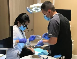 Un paciente recibe tratamiento en una clínica dental de Kheir Clinic. (Foto cortesía de Kheir Clinic)