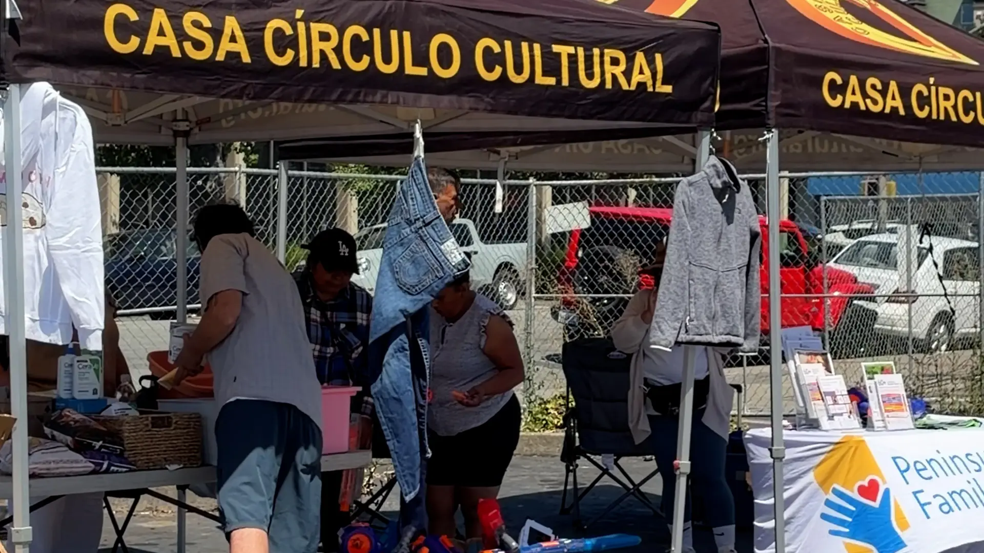 Con el Mercadito de Redwood City, Casa Círculo Cultural y Península Family Service salieron para ofrecer diferentes artículos, pero sobre todo, un espacio para hacer comunidad. 