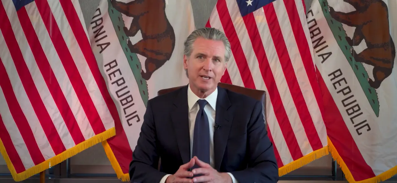 El gobernador de California, Gavin Newsom, aprovechó la conmemoración del Día de la Independencia para lanzar un contundente mensaje contra el autoritarismo.