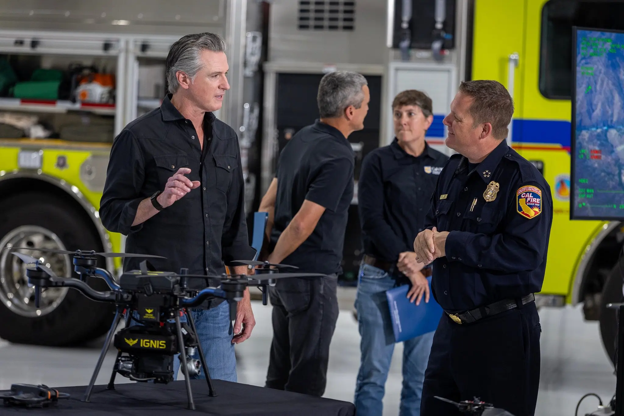 El gobernador Gavin Newsom presentó en el aeródromo McClellan las tecnologías con las que California vigila incendios. 