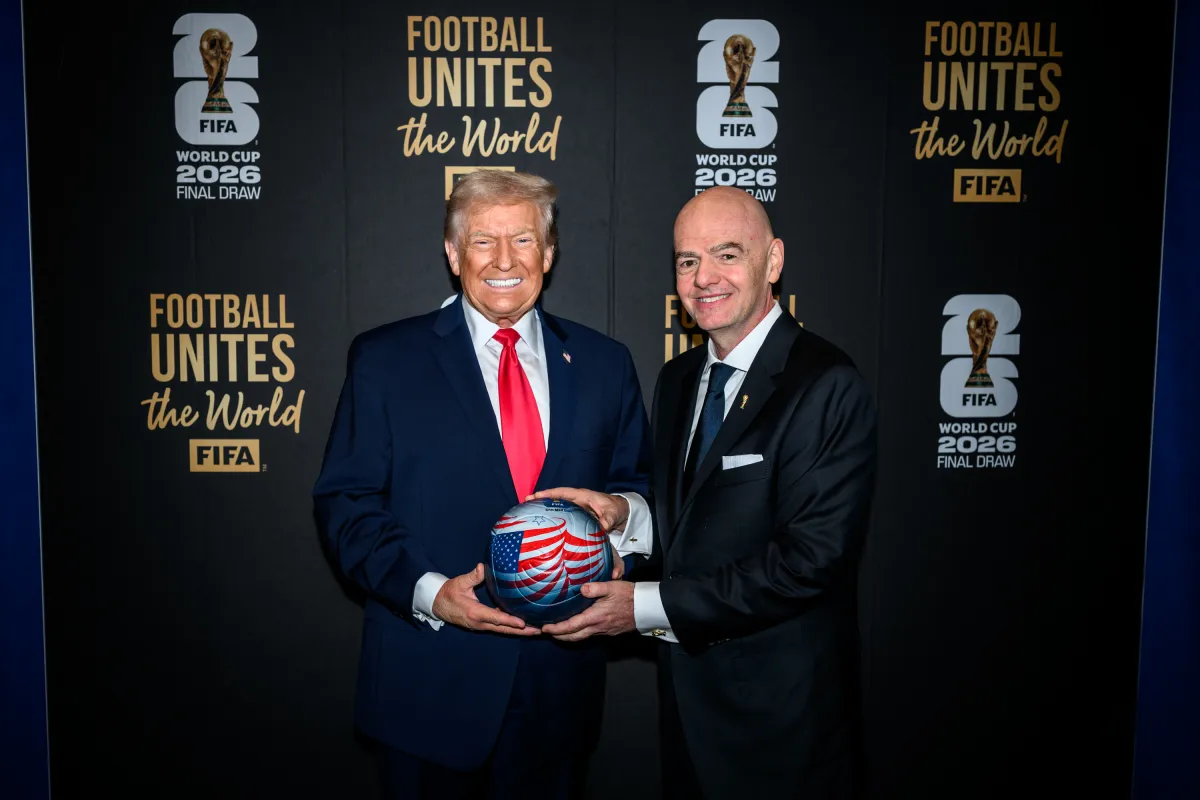 El presidente Donald Trump busca impulsar a Gianni Infantino a la ONU. Foto: Donald Trump y Gianni Infantino durante el Sorteo de la Copa Mundial de la FIFA, foto oficial de la Casa Blanca. 