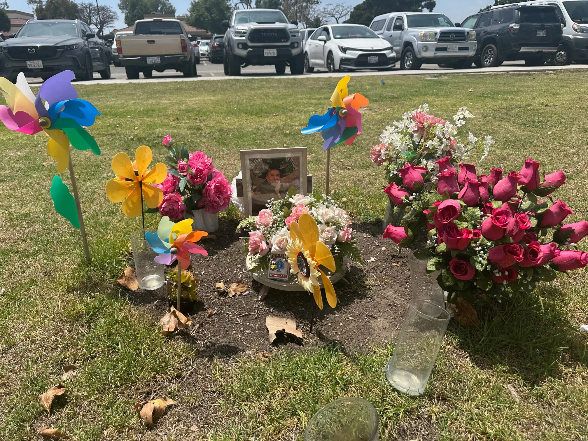 Activistas y defensores de los derechos de los inmigrantes en Oxnard, a unos 40 kilómetros al sur de Los Ángeles, realizaron una vigilia en memoria de las víctimas de las redadas y Jaime Alanís García, el trabajador agrícola de 57 años que murió mientras intentaba evitar la detención.