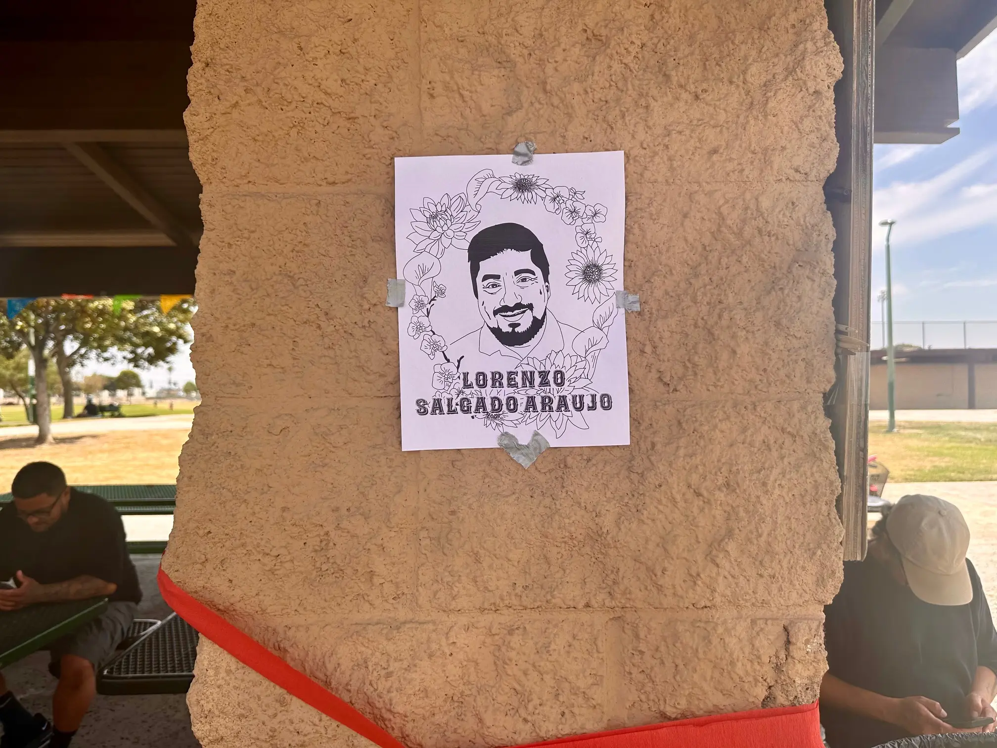 Los residentes encendían velas en un altar improvisado cercano con imágenes de Lorenzo Salgado Araujo, el trabajador de la construcción de Texas asesinado el 7 de julio por un agente del ICE en Houston.