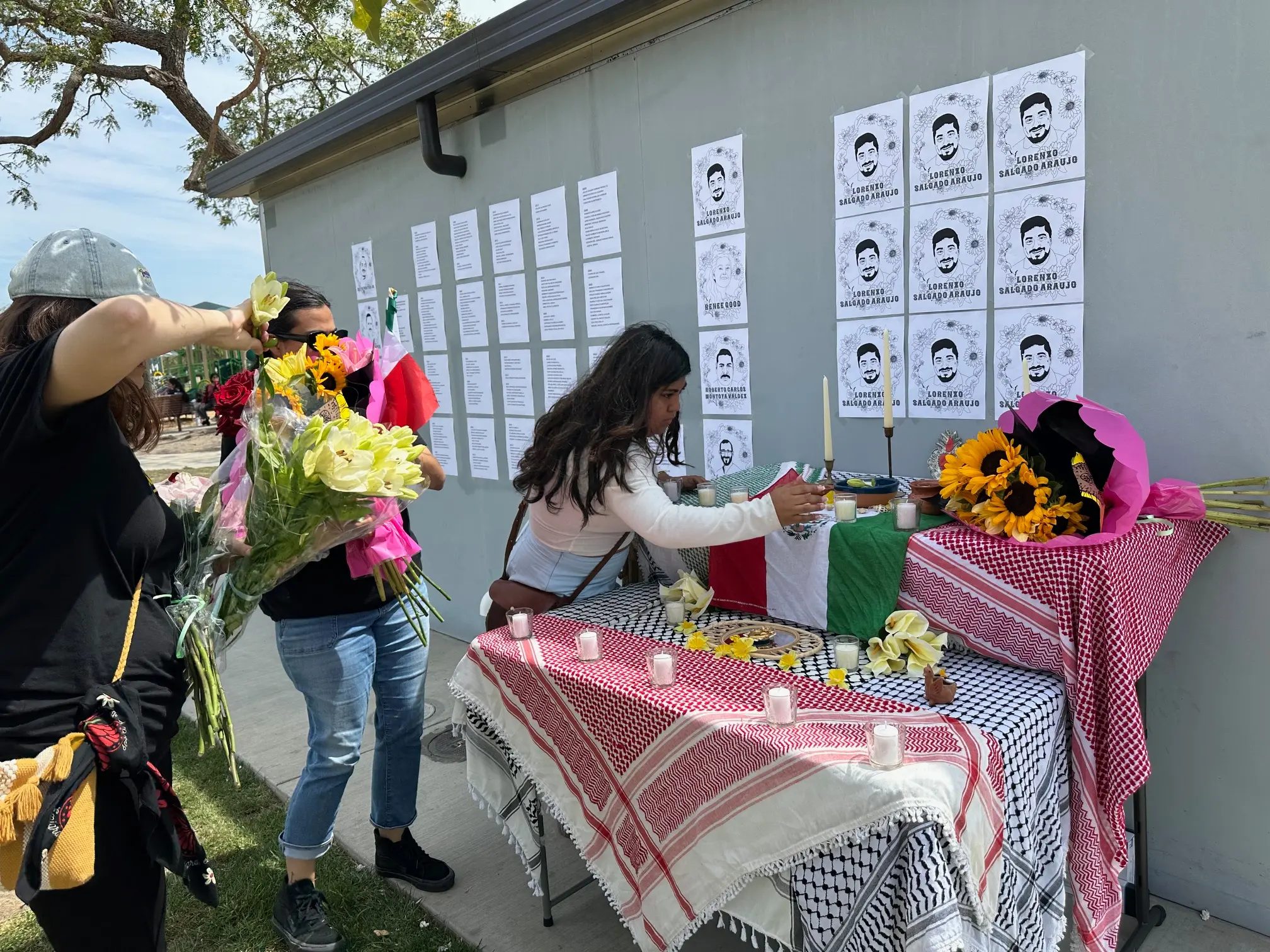 Los residentes encendían velas en un altar improvisado cercano con imágenes de Lorenzo Salgado Araujo, el trabajador de la construcción de Texas asesinado el 7 de julio por un agente del ICE en Houston.