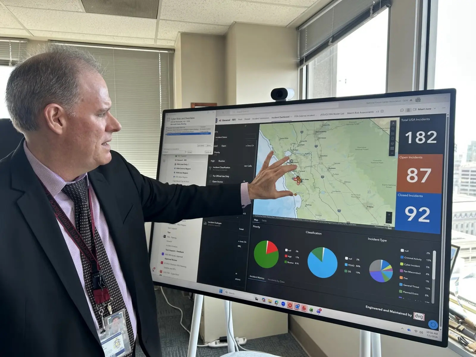 Condado de San Mateo impulsa red internacional que protege la seguridad del Mundial 2026 .Mike Sena muestra una plataforma para compartir información sobre seguridad pública en el Centro Regional de Inteligencia del Norte de California en San Francisco.