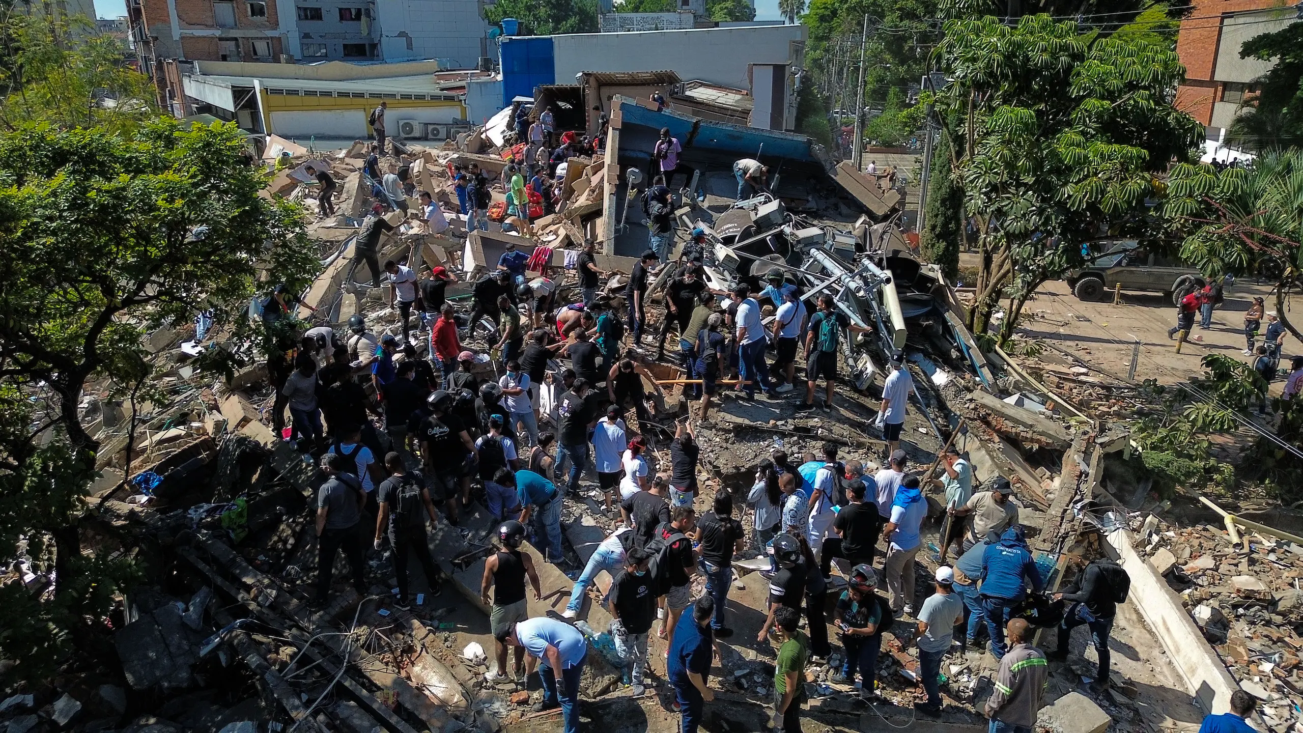 Varias personas remueven escombros tras el terremoto de 7.4 grados, en Carrera 39 y avenida Roosevelt en Cali, Colombia. Foto: Alejandro Meléndez