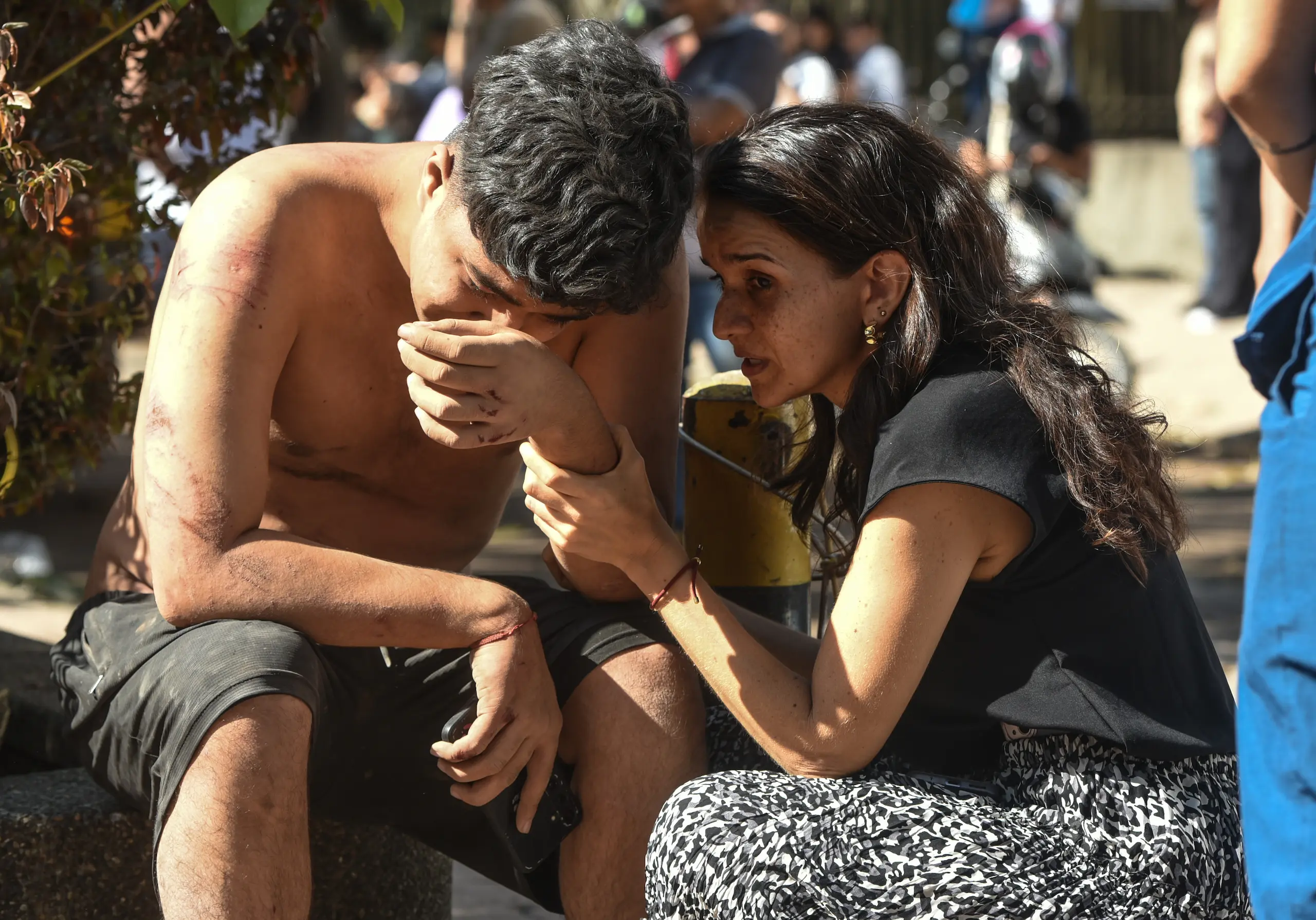 Colombia tras el terremoto: Una persona llora después de presenciar el desplome de su edificio tras el terremoto de 7.4 grados, en Carrera 39 y avenida Roosevelt en Cali, Colombia. Foto: Alejandro Meléndez