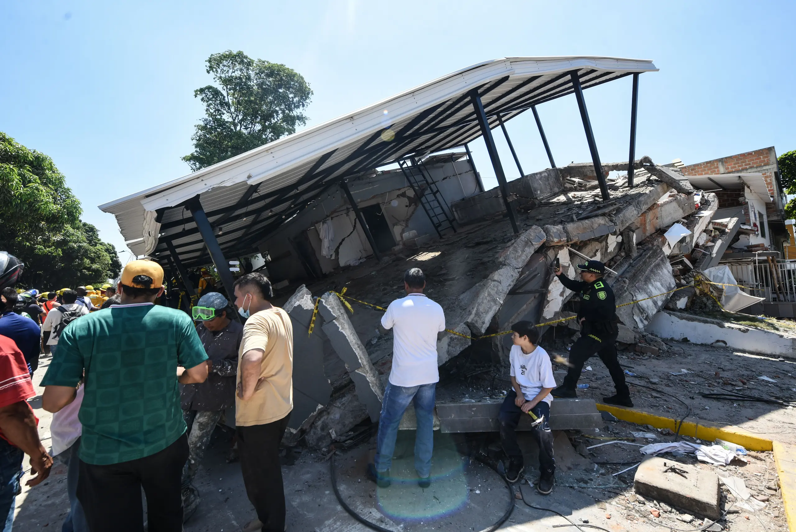 Varias personas esperan el rescate en el edificio de Carrera 44 con Calle 5 en Cali, Colombia. Foto: Alejandro Meléndez.