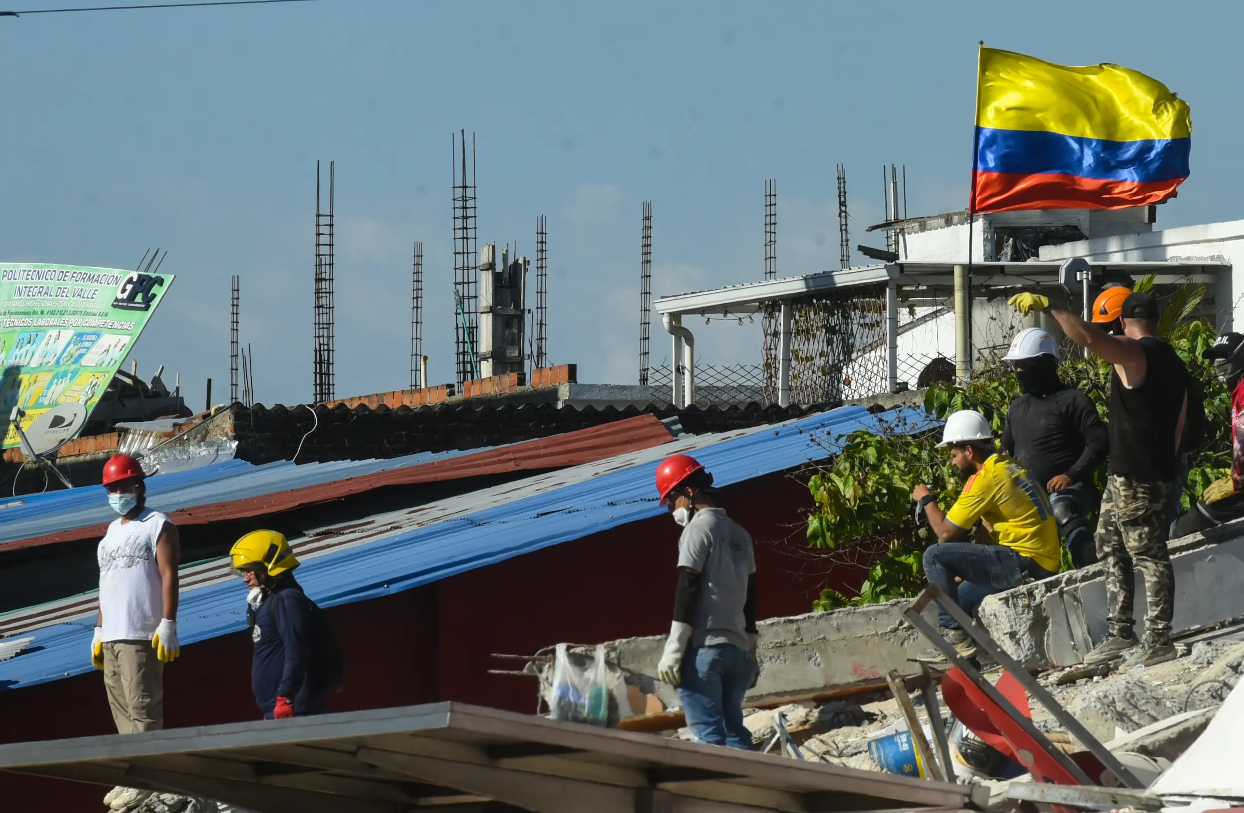 Varias personas remueven escombros en Hotel y Motel El Molino en #Carrera 39 y Autopista después del terremoto de 7.4 grados, en Cali, Colombia. Foto: Alejandro Meléndez