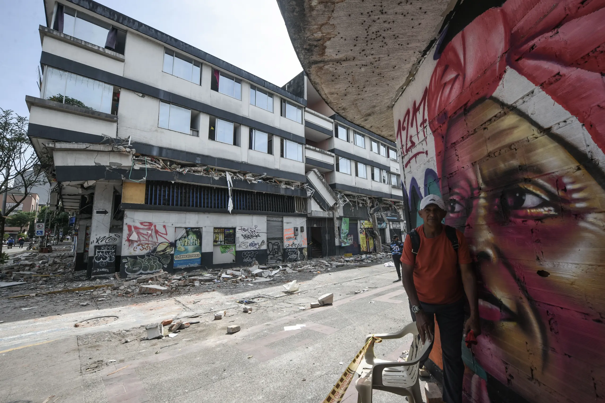 Un edificio fracturado en el centro de Pereira, tras el terremoto de 7.4 grados, en Colombia. Foto: Alejandro Meléndez