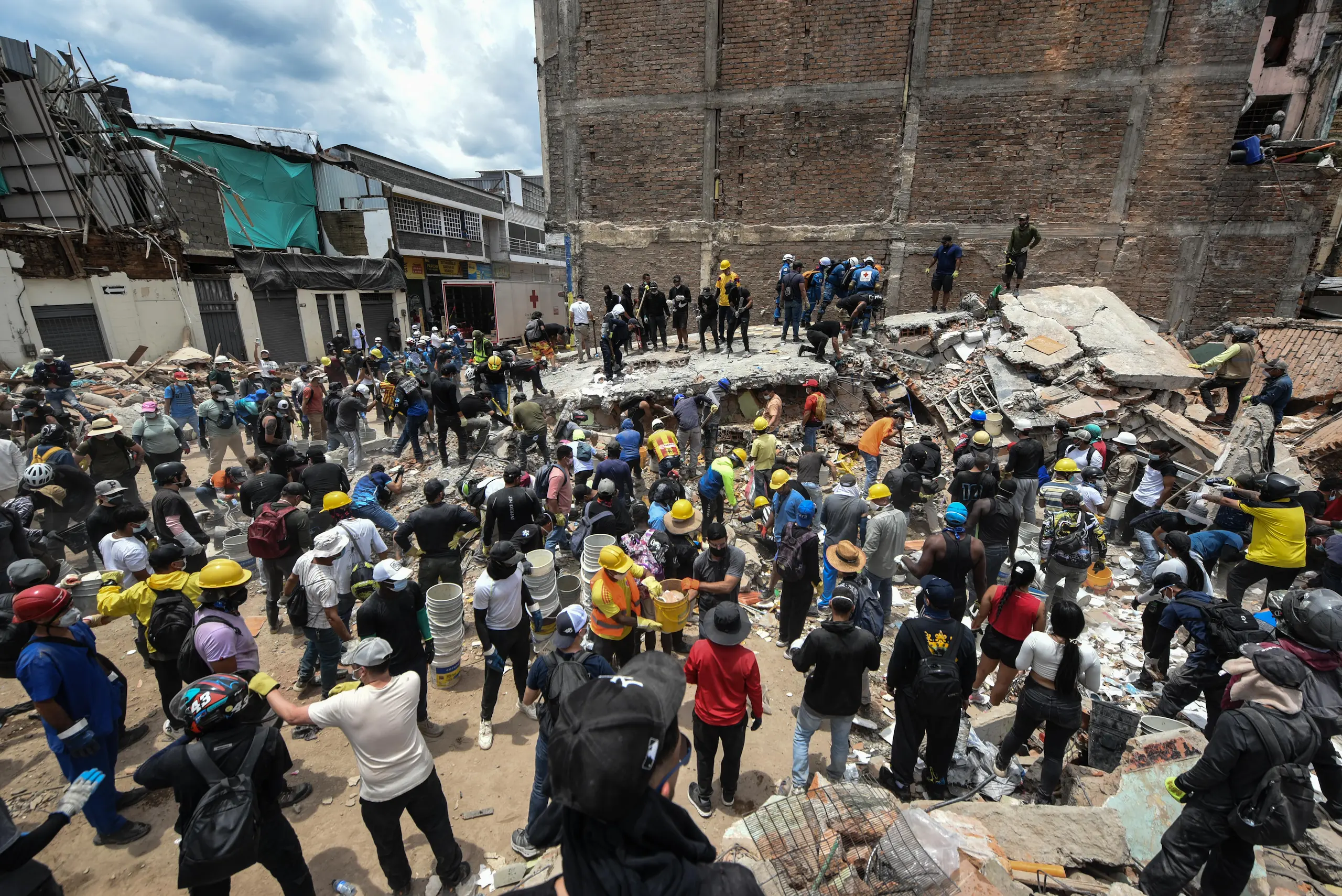 Rescatistas y ciudadanos ayudan a quitar escombros en el centro de Pereira, tras el terremoto de  7.4 grados, en Colombia. Foto: Alejandro Meléndez