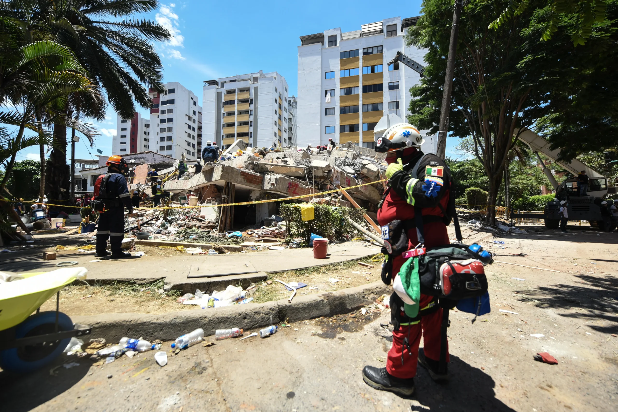 Topos Aztecas realizar su labor de rescate en el edificio Cantabria en Carrera 45 y calle 8b en Cali, Colombia, tras el terremoto de 7.4 grados. Foto: Alejandro Meléndez