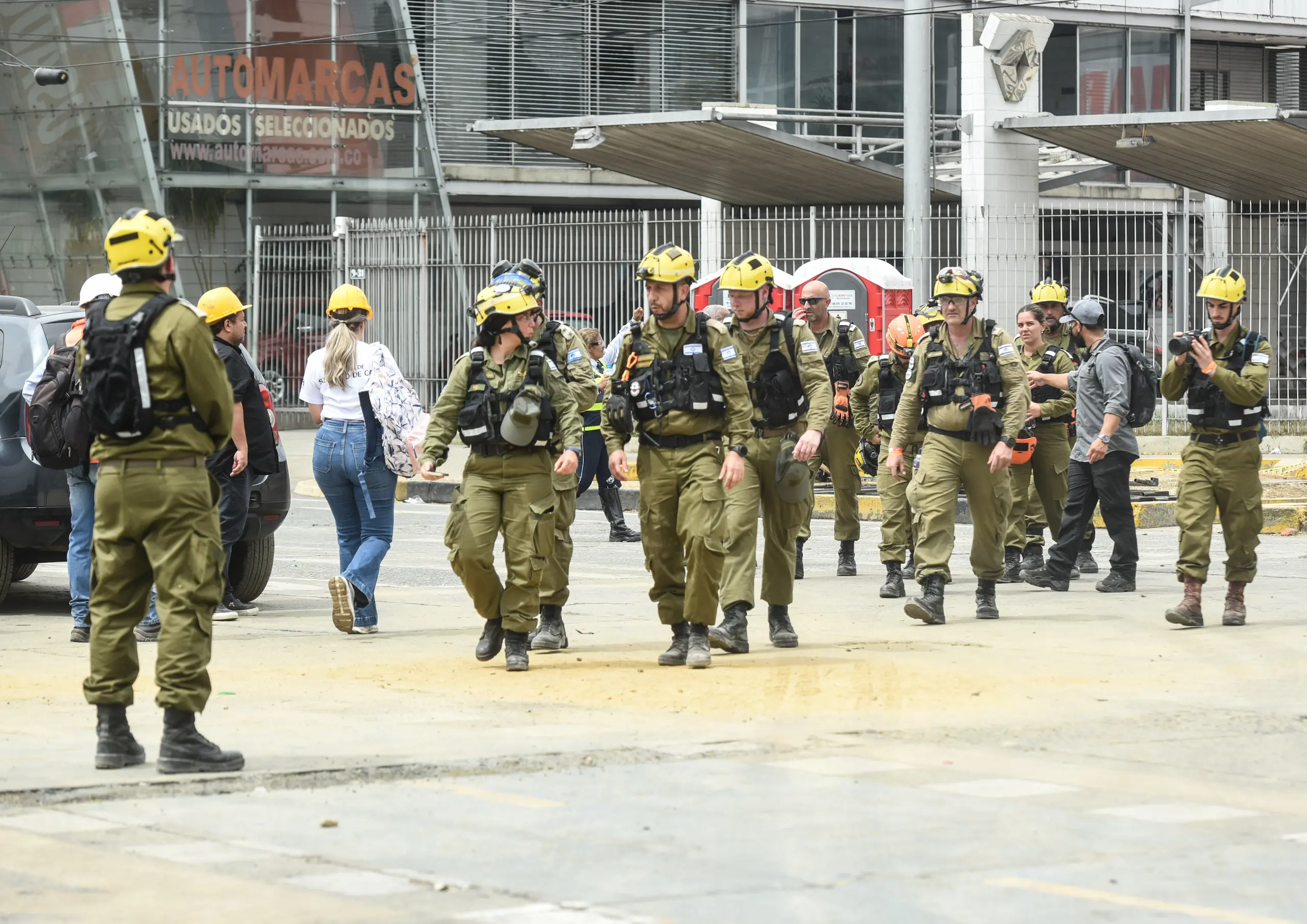 Equipo de rescate de Israel, camina frente al edificio Vanessa en Carrera 44 con Calle 9, en Cali, Colombia, tras el terremoto de 7.4 grados. Foto: Alejandro Meléndez
