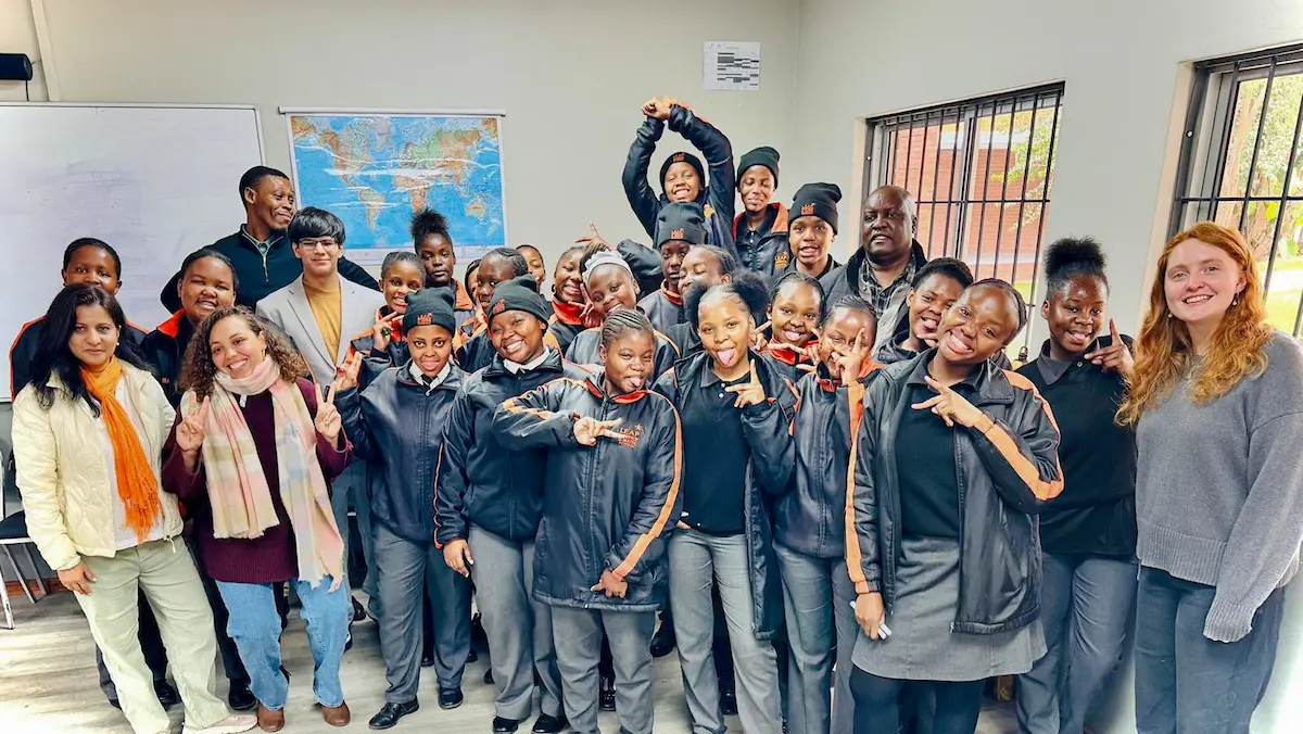En junio, tras recibir ayuda de la organización sin ánimo de lucro Teach With Africa, con sede en San Francisco, Vivaan impartió clases en Johannesburgo en las escuelas LEAP de ciencia y matemáticas, que preparan a estudiantes de comunidades desfavorecidas para la universidad y carreras profesionales en ciencia, tecnología, ingeniería y matemáticas.
