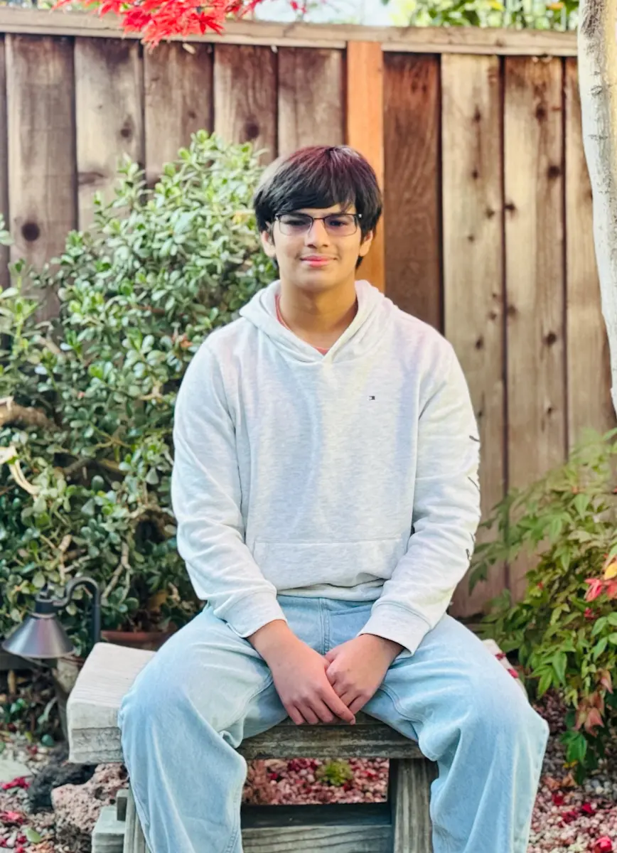 Vivaan Daxini, de 17 años, estudiante de la escuela secundaria Archbishop Mitty, leyó un artículo del UNESCO Courier sobre las desigualdades en la enseñanza de las matemáticas en Sudáfrica, que siguen vinculadas al legado de la Ley de Educación Bantú de 1953, vigente durante el apartheid.