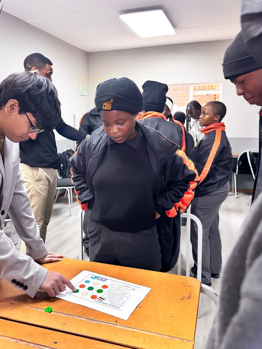 Actualmente, Vivaan colabora con educadores en Sudáfrica, desarrollando videolecciones alineadas con el currículo escolar y diseñadas específicamente para las aulas sudafricanas.