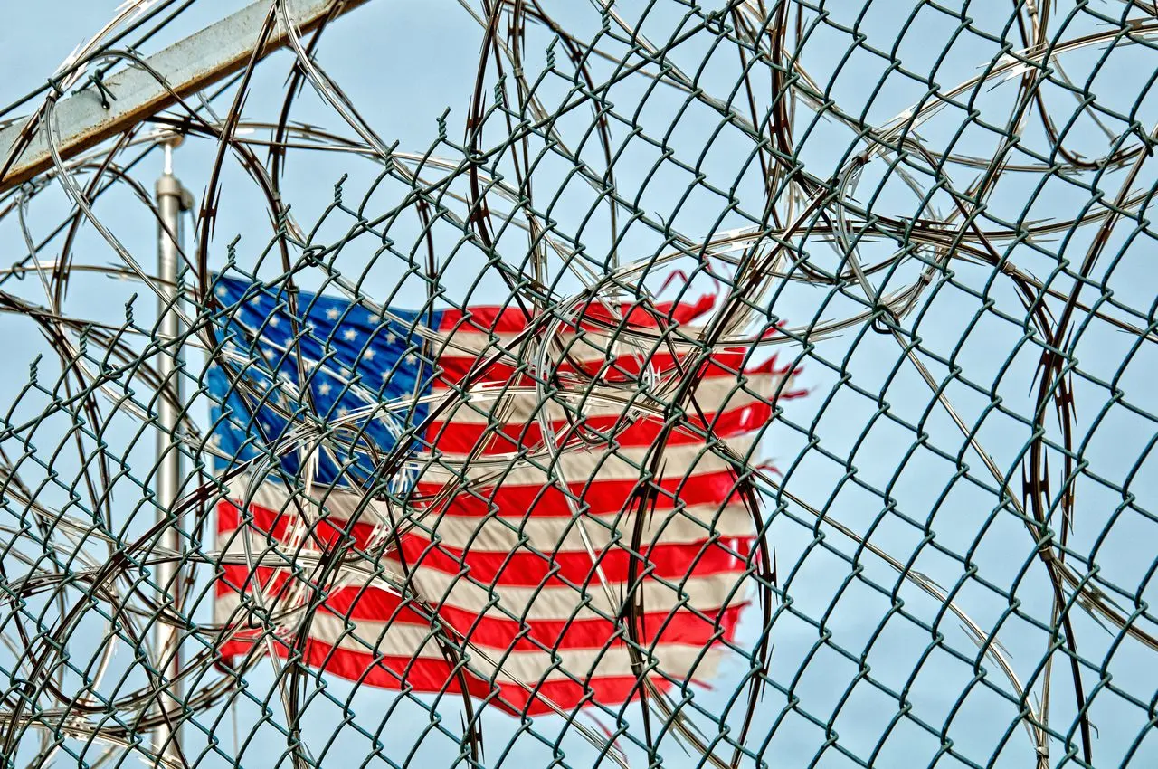 Solo 34 por ciento de las personas que enfrentan una deportación contó con un abogado