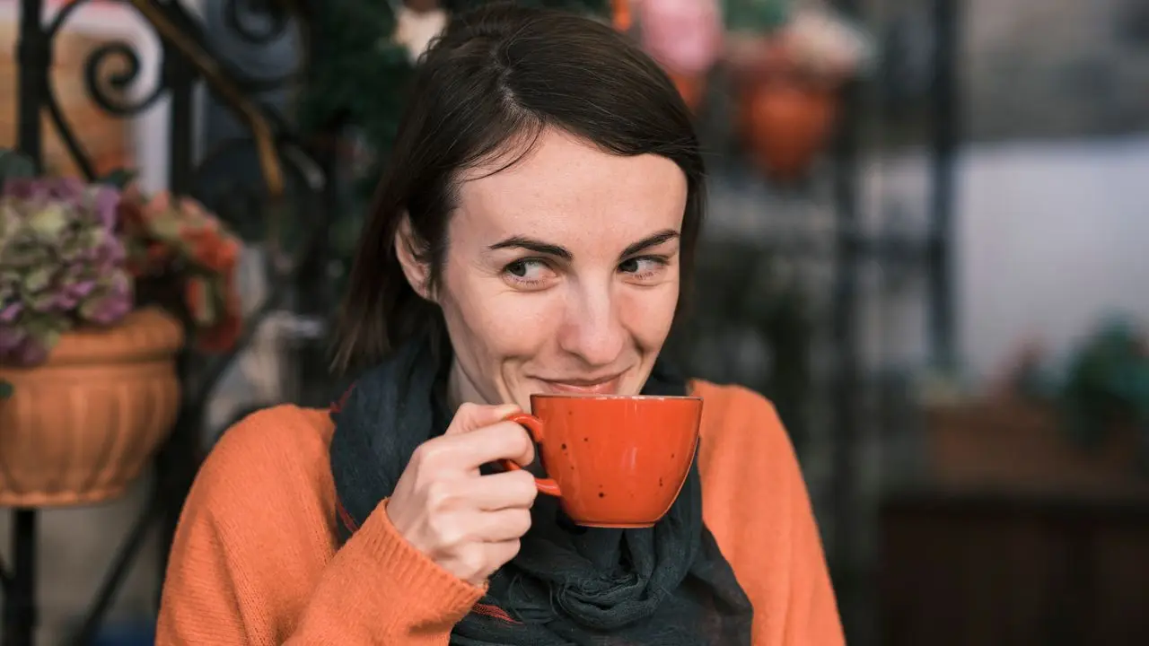 La Asociación Americana del Corazón concluyó que, para la mayoría de los adultos, consumir hasta cinco tazas de café al día serían seguras y no aumenta el riesgo cardiovascular.