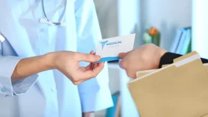 MediCal realizará cambios, pero el programa seguirá abierto. Expertos piden mantenerse informados y actualizar sus datos para continuar con el servicio de salud.