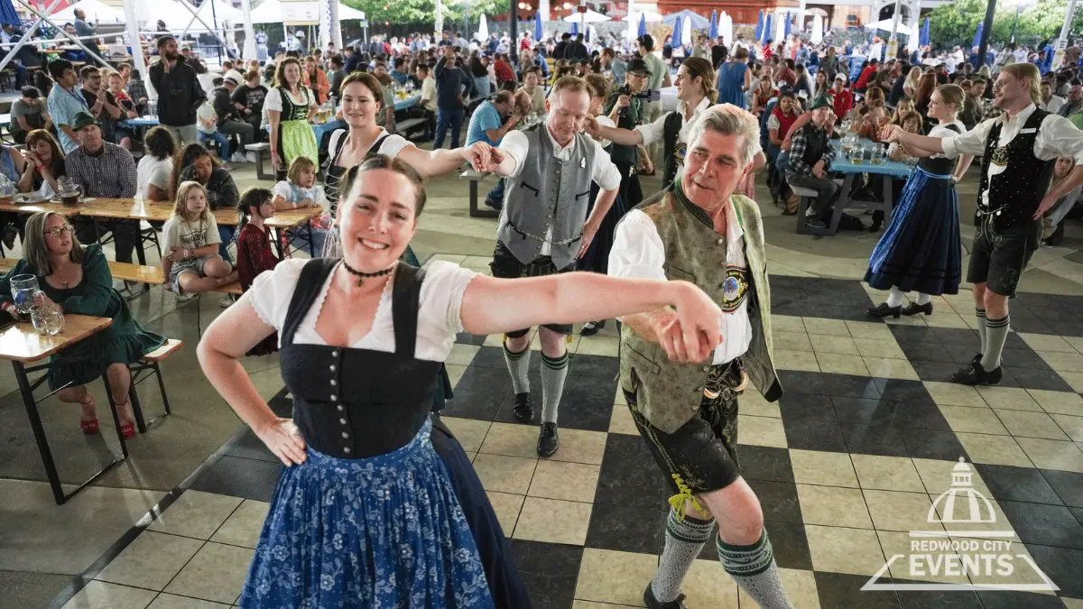 La música alemana, los enormes pretzels, las salchichas bratwurst y los tarros de cerveza volverán a ocupar el centro, ya que Oktoberfest regresa a Redwood City. 