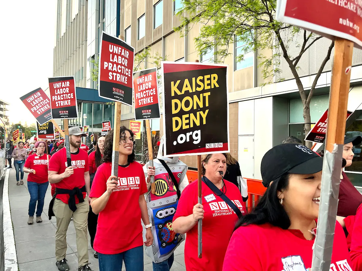 La Junta de Supervisores de San Francisco aprobó una resolución en la que insta a Kaiser Permanente a limitar el uso de la IA en los servicios de salud mental. Los trabajadores de salud mental de Kaiser Permanente participaron en una huelga de un día en Oakland, California, el miércoles 18 de marzo de 2026. Los trabajadores de Kaiser de todo el norte de California se unieron a los piquetes debido a sus preocupaciones sobre el uso de la inteligencia artificial por parte del gigante hospitalario, entre otras cosas. (Sindicato Nacional de Trabajadores de la Salud a través de Bay City News)