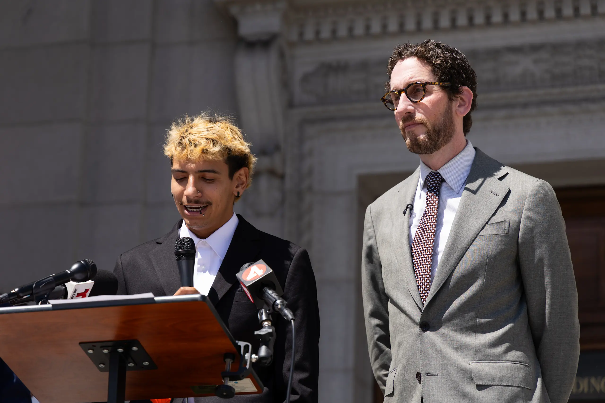 El senador estatal Scott Wiener, se reunió el martes en San Francisco con varios grupos de defensa de los derechos civiles para exigir mayor rendición de cuentas en materia de aplicación de leyes de inmigración.