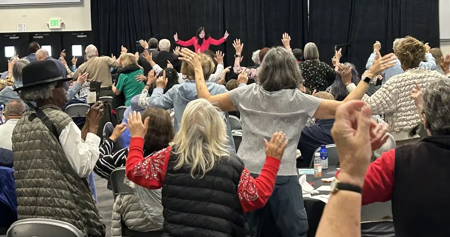 La música de Bollywood convirtió por unos minutos el Centro de Eventos del Condado de San Mateo en una enorme pista de baile.