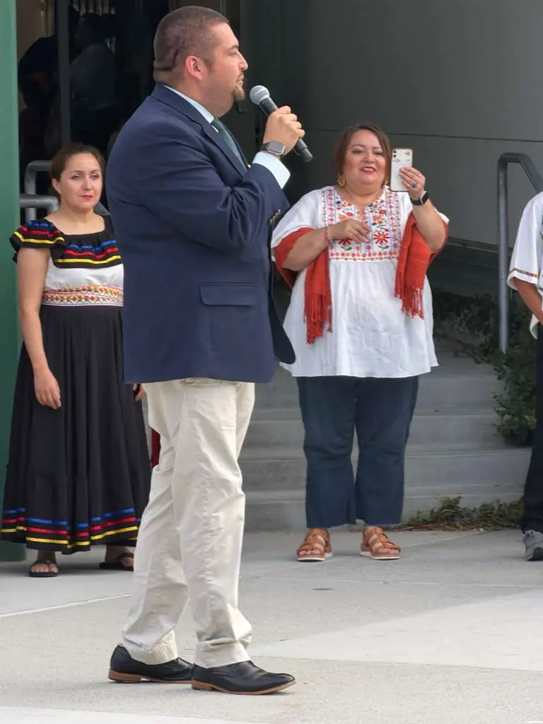 Después de la ceremonia se realizó una reunión con el nuevo superintendente, quien compartió su historia personal y profesional.