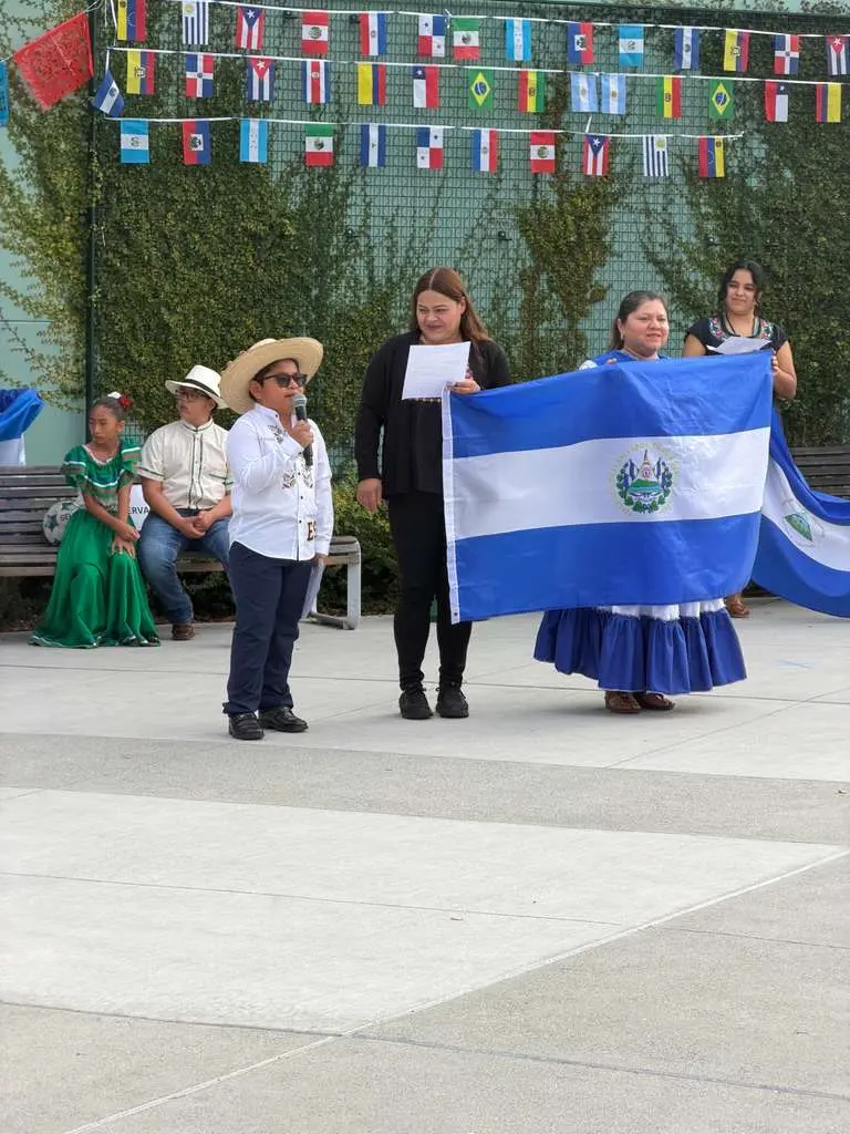 Fue emocionante ver a nuestros niños tomar el micrófono y hablar de su cultura frente a toda la comunidad escolar.