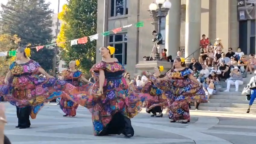 Banderas tricolores, música de mariachi, ballet folclórico, comida, artesanías y familias enteras llenaron de color el centro de Redwood City en las fiestas patrias 2026.