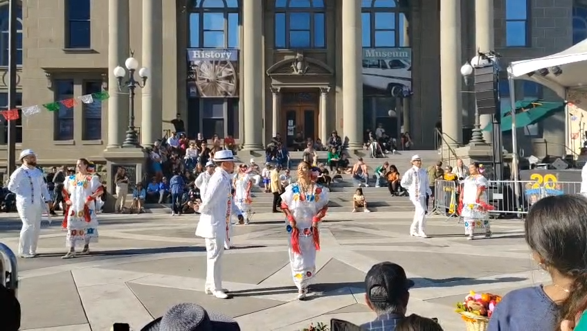 Y aunque la música y los colores ocuparon la plaza, algunos asistentes percibieron una afluencia menor que en años anteriores.