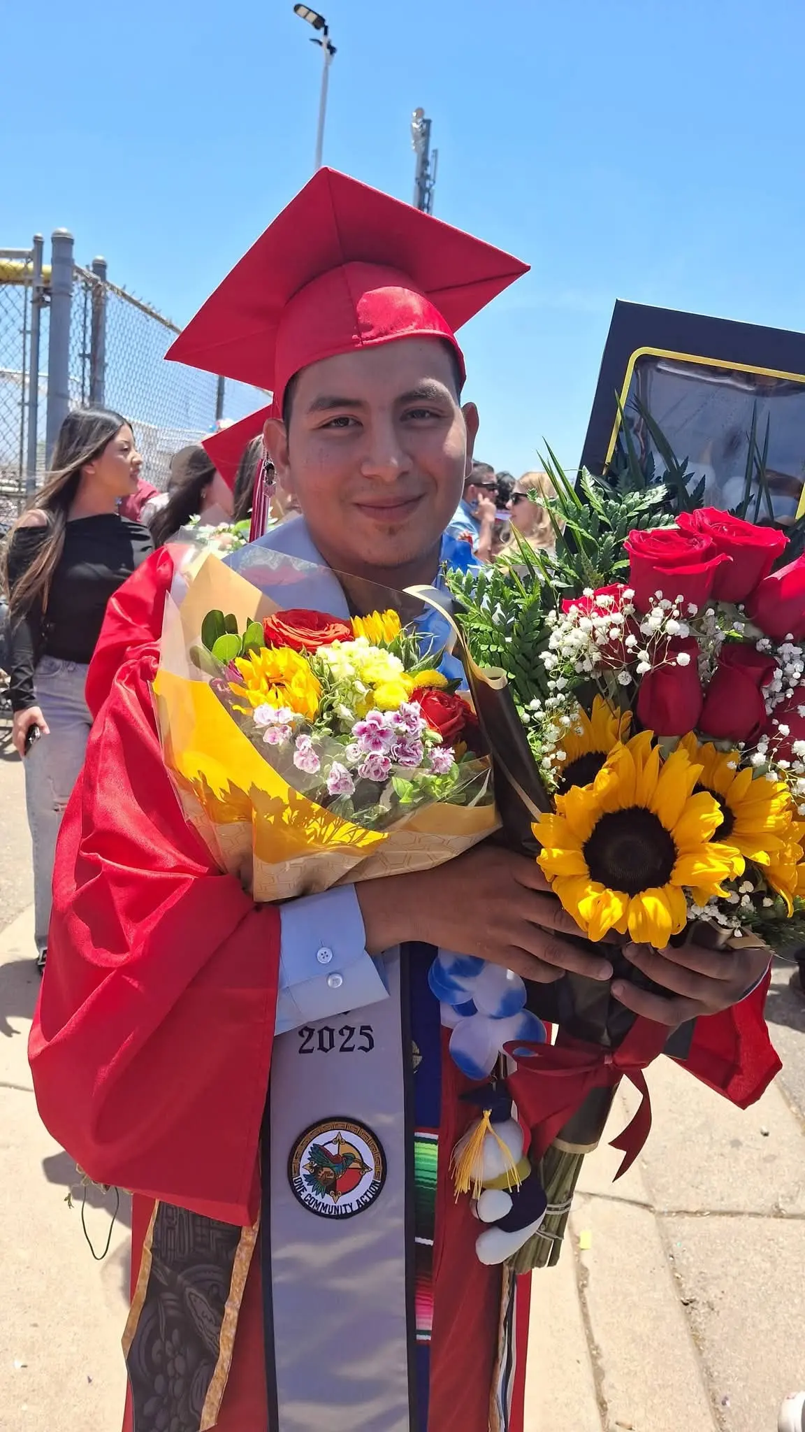 Jefersson Beltrán durante su graduación de secundaria el año pasado. La madre de Beltrán afirma que el joven de 19 años fue detenido y golpeado por el ICE en julio. (Foto cortesía de Alba Beltrán)