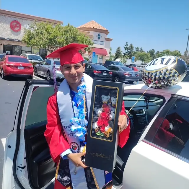 Jefersson Beltrán durante su graduación de secundaria el año pasado. La madre de Beltrán afirma que el joven de 19 años fue detenido y golpeado por el ICE en julio. (Foto cortesía de Alba Beltrán)