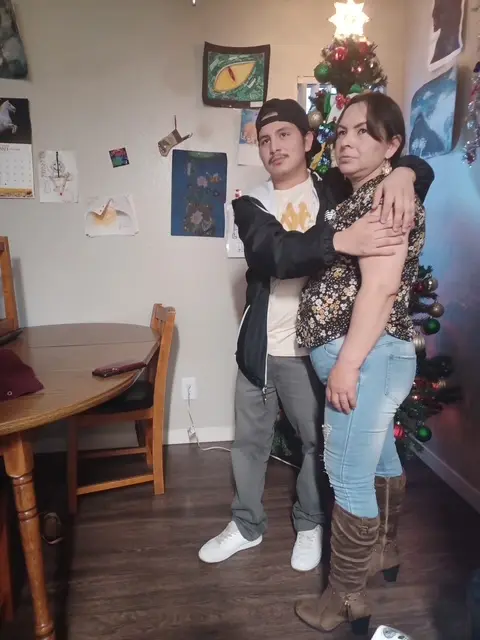 Según la madre de Jefersson, quien había acudido a recogerlo a la cárcel de Santa María, California, uno de los agentes de ICE golpeó a su hijo después de subirlo a una camioneta.