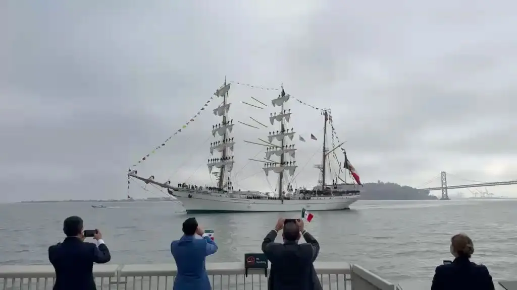 El Cuauhtémoc es también una escuela en el mar: a bordo, jóvenes marinos ponen en práctica lo aprendido sobre navegación, liderazgo y trabajo en equipo. CBS San Francisco
