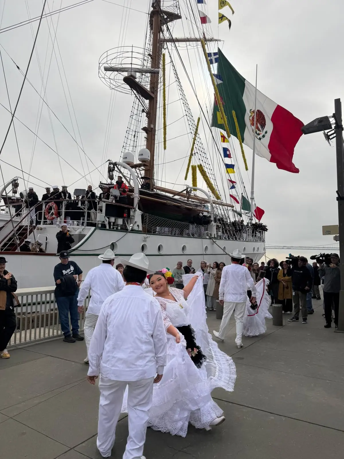 México llegó por mar, y lo recibimos bailando