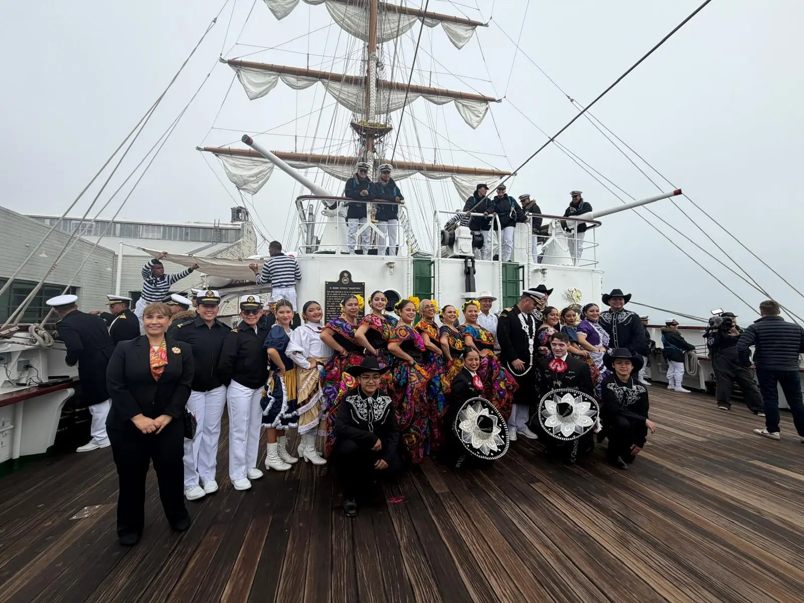 Por un momento, la cubierta del Cuauhtémoc fue un lugar de encuentro entre dos maneras de llevar a México por el mundo.