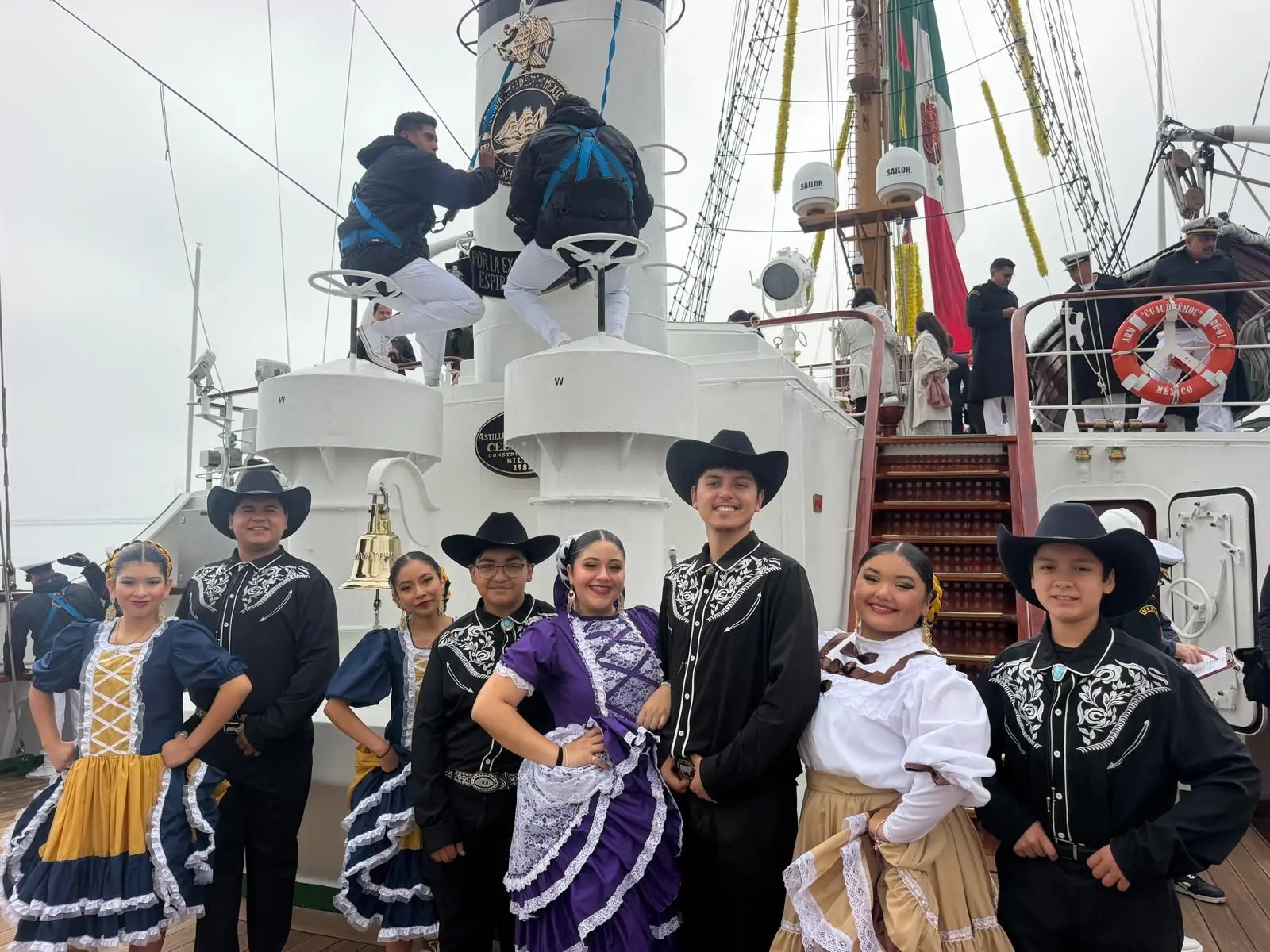 En Pier 15, el grupo folklórico de Casa Círculo Cultural tuvo el honor de darles la bienvenida con bailes de Veracruz, Chiapas y el norte de México.