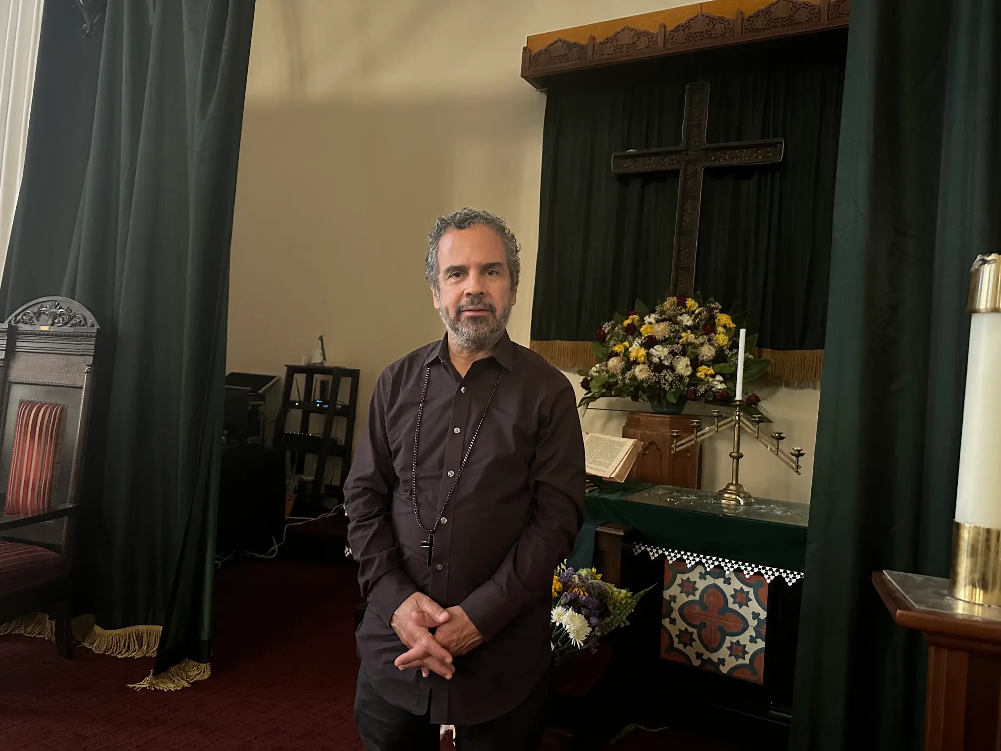 Al menos tres veces por semana, Guillermo Torres, un pastor de Los Ángeles, visita a inmigrantes en el Centro de Detención de Adelanto.