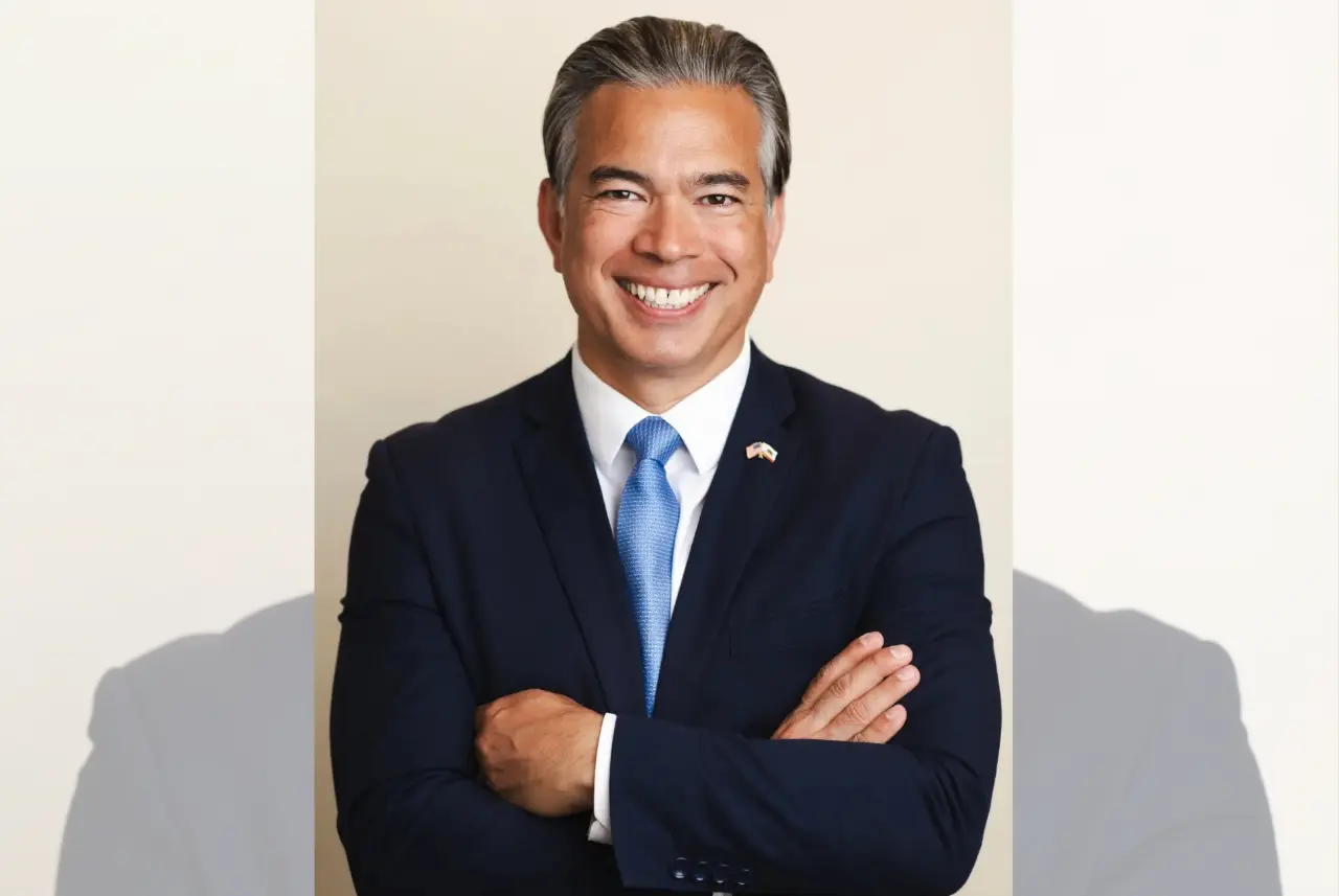 El fiscal general de California, Rob Bonta, encabezó una coalición de 22 estados que presentó una demanda con el objetivo de bloquear la nueva norma de carga pública.